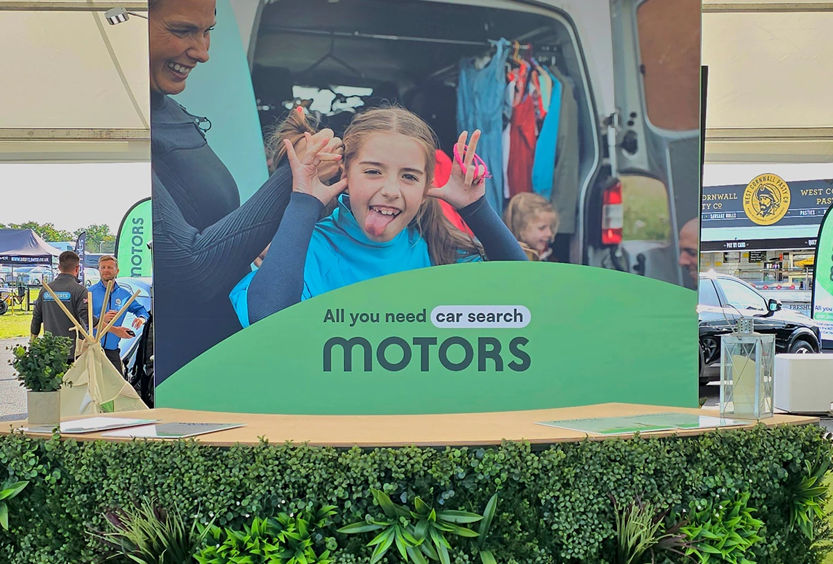 Dealer Showcase central stand